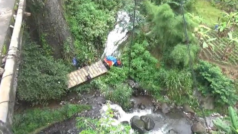 Truk Bermuatan Baja Ringan Tabrak Mobil Boks lalu Terjun ke Jurang Sedalam 20 Meter di Ciloto