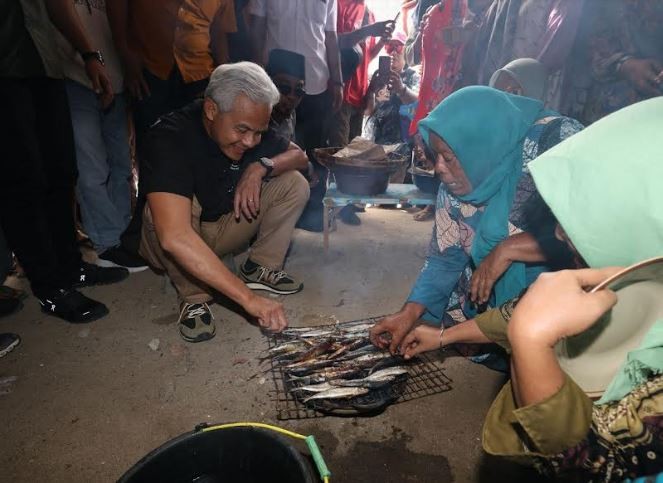 Sambangi Nelayan di Rembang, Ganjar Janji Putihkan Kredit Macet jika Terpilih