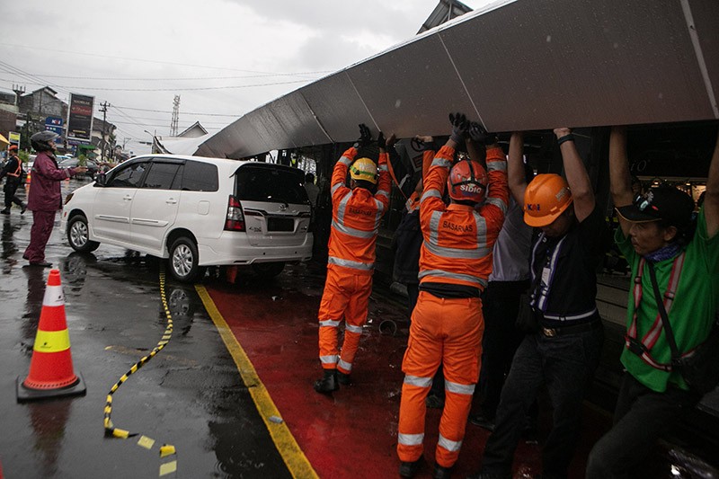 Dampak Angin Kencang di Yogyakarta, 5 Mobil Tertimpa Kanopi Stasiun - Bagian 1