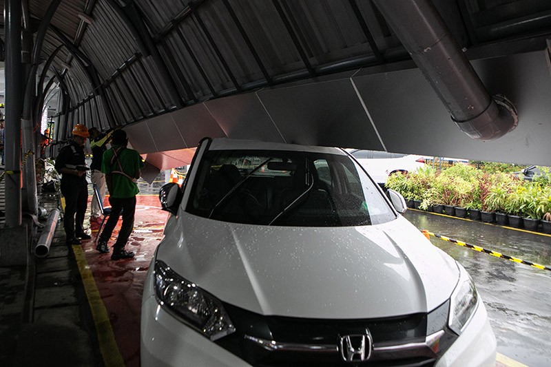 Dampak Angin Kencang di Yogyakarta, 5 Mobil Tertimpa Kanopi Stasiun - Bagian 2