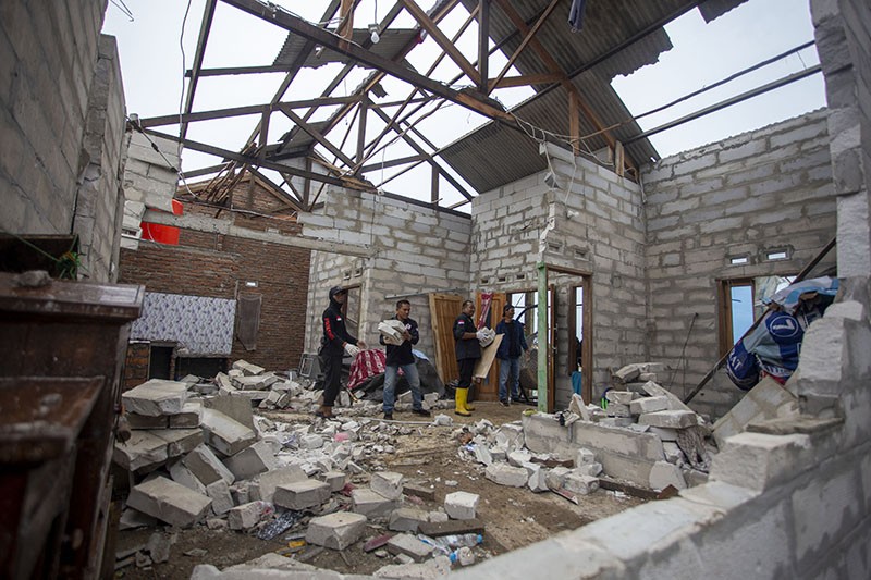 Bencana Angin Puting Beliung Merusak 65 Rumah di Indramayu - Bagian 1