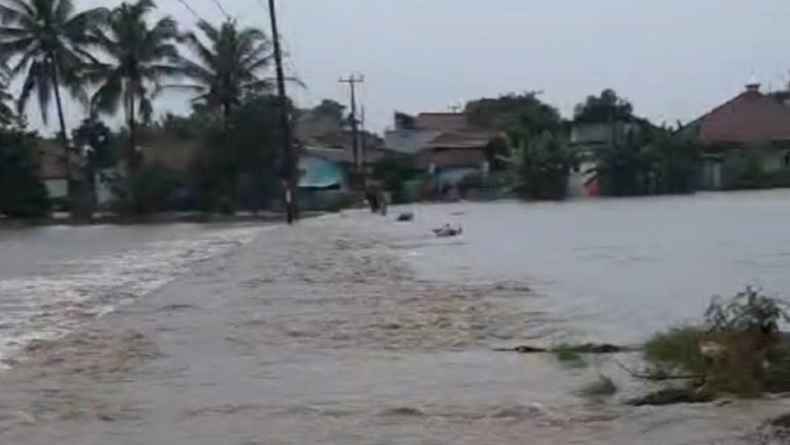 Hujan Deras Sungai Cibodas Cianjur Meluap Rendam Ratusan Rumah Dan Puluhan Hektare Sawah 9607