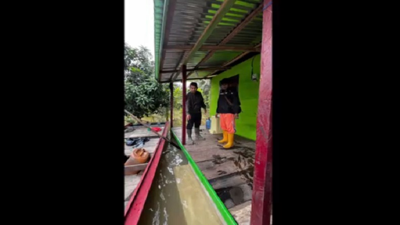 title Banjir di Labusel Makan Korban Jiwa, Bayi 1 Tahun Tenggelam di Bawah Rumah Panggung Banjir di Labusel Makan Korban Jiwa, Bayi 1 Tahun Tenggelam di Bawah Rumah Panggung