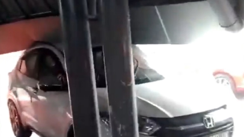 Hujan dan Angin Kencang, Kanopi Drop Zone Stasiun Tugu Yogyakarta Roboh Timpa 4 Mobil