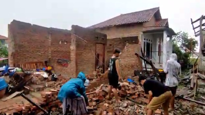 Ngeri, Angin Kencang Sapu Puluhan Rumah di Indramayu, Ada Bangunan Ambruk Rata Tanah