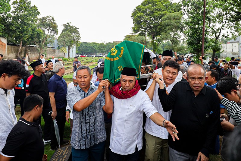 Suasana Pemakaman Jenazah Rizal Ramli di TPU Jeruk Purut - Bagian 4