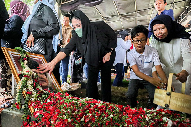 Suasana Pemakaman Jenazah Rizal Ramli di TPU Jeruk Purut - Bagian 1