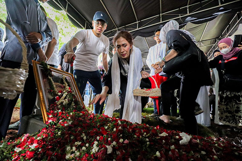 Suasana Pemakaman Jenazah Rizal Ramli di TPU Jeruk Purut - Bagian 2