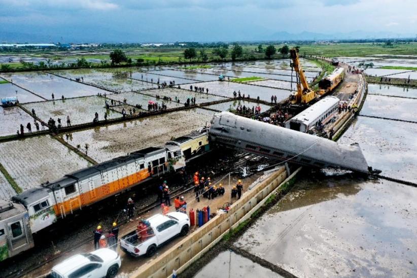 Penampakan dari Udara Evakuasi Gerbong Kereta Tabrakan di Cicalengka - Bagian 1