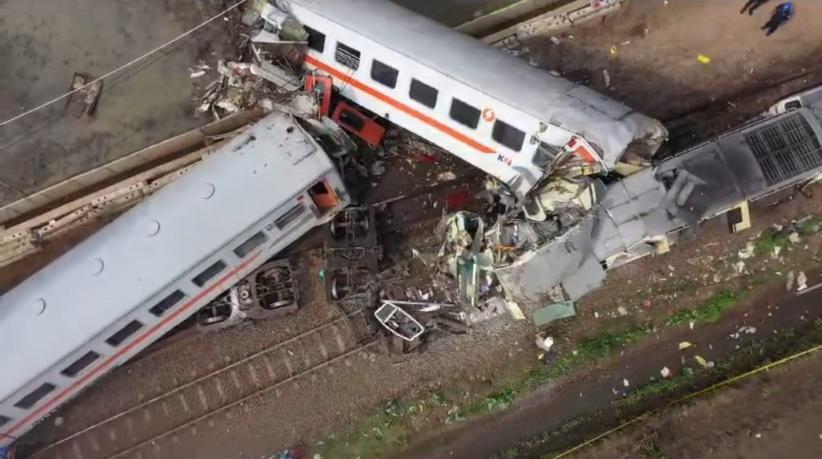 Penampakan dari Udara Evakuasi Gerbong Kereta Tabrakan di Cicalengka - Bagian 2
