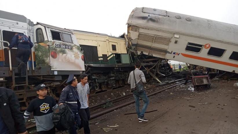 title Korban Selamat Tabrakan KA Turangga Vs Commuter Line Bandung Dibantu Warga Keluar Gerbong Korban Selamat Tabrakan KA Turangga Vs Commuter Line Bandung Dibantu Warga Keluar Gerbong