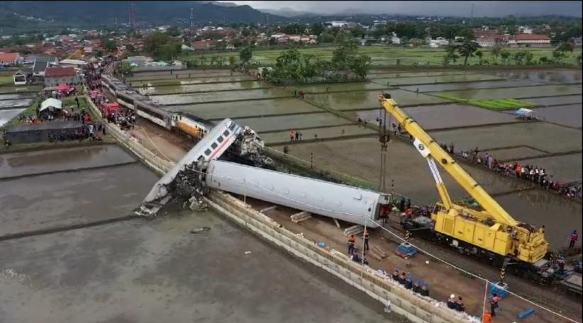 Penampakan dari Udara Evakuasi Gerbong Kereta Tabrakan di Cicalengka - Bagian 3