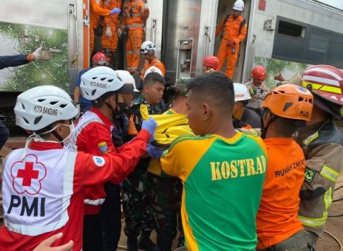 Aksi Sigap Prajurit Kostrad Evakuasi Korban Kecelakaan Kereta Api di Bandung