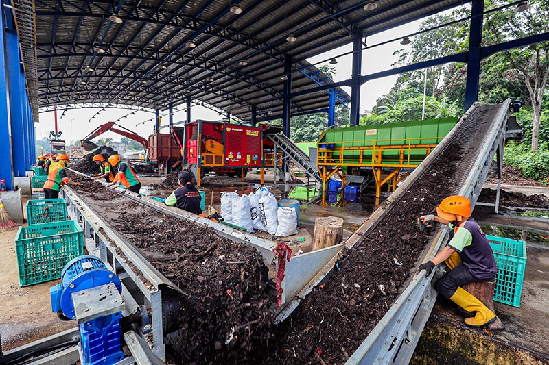 Begini Proses Saringan Sampah TB Simatupang untuk Cegah Banjir - Bagian 1
