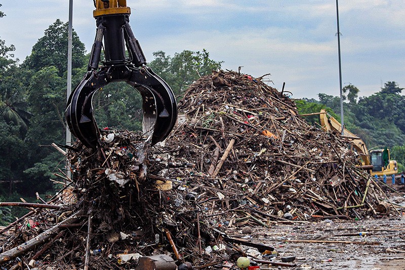 Begini Proses Saringan Sampah TB Simatupang untuk Cegah Banjir - Bagian 3