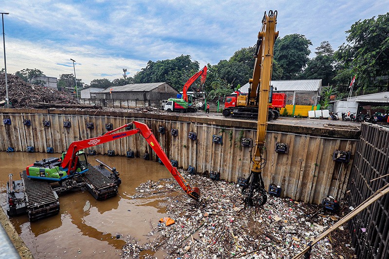 Begini Proses Saringan Sampah TB Simatupang untuk Cegah Banjir - Bagian 4