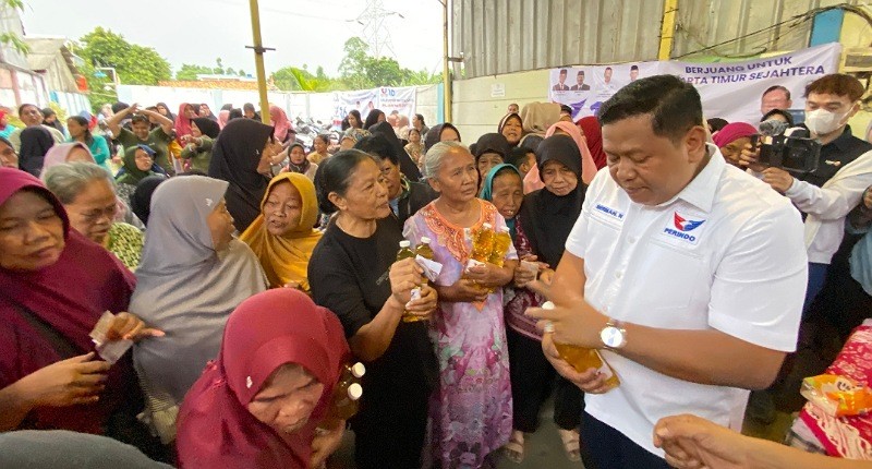 Caleg Partai Perindo Berman Nainggolan Gelar Bazar Minyak Goreng Murah