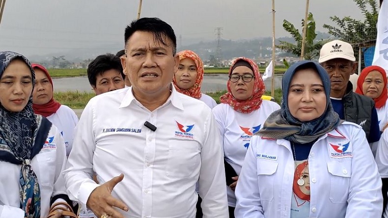 Caleg Partai Perindo Deden Samsudin dan Neneng Nurjanah Bangun Lapangan Voli untuk Warga KBB