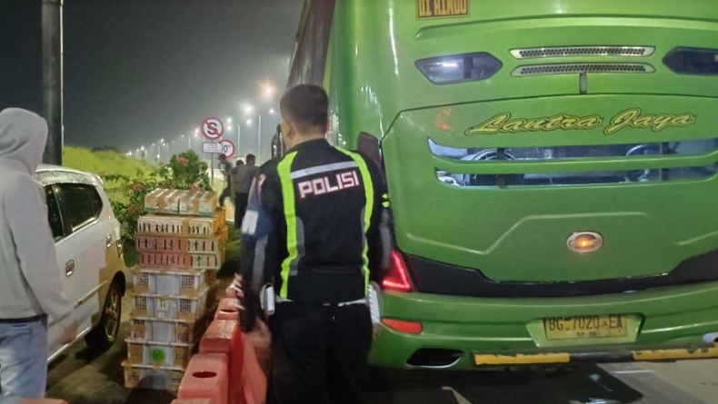 Hentikan Bus Lentera Jaya di Tol Lampung, Petugas Temukan Ratusan Burung Liar