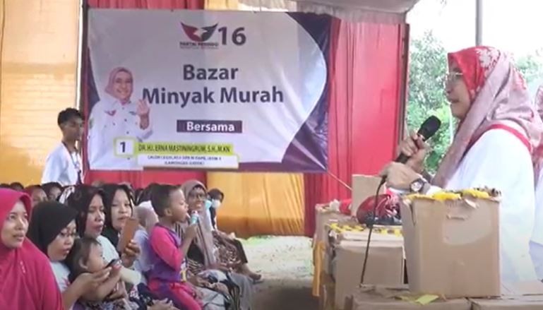 Bantu Warga, Caleg Partai Perindo Gelar Bazar Minyak Goreng Murah di Lamongan