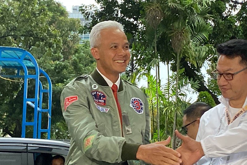 Siap Debat Capres, Ganjar Pakai Jaket ala Pilot Top Gun Bertulisan Sat Set - Bagian 2