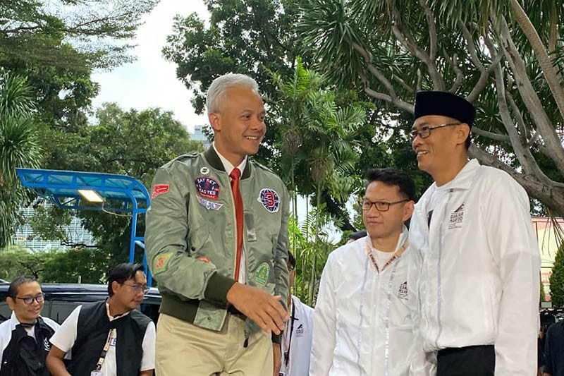 Siap Debat Capres, Ganjar Pakai Jaket ala Pilot Top Gun Bertulisan Sat Set - Bagian 3