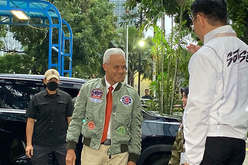 Siap Debat Capres, Ganjar Pakai Jaket ala Pilot Top Gun Bertulisan Sat Set - Bagian 1