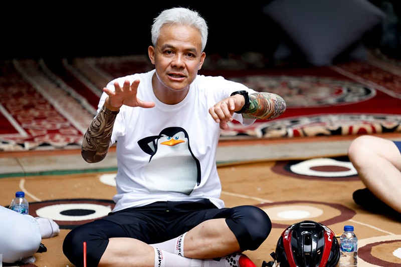 Ganjar Pakai Kaus Gambar Penguin Temui Anak Muda Jaksel, Lesehan Diskusi soal Program - Bagian 4