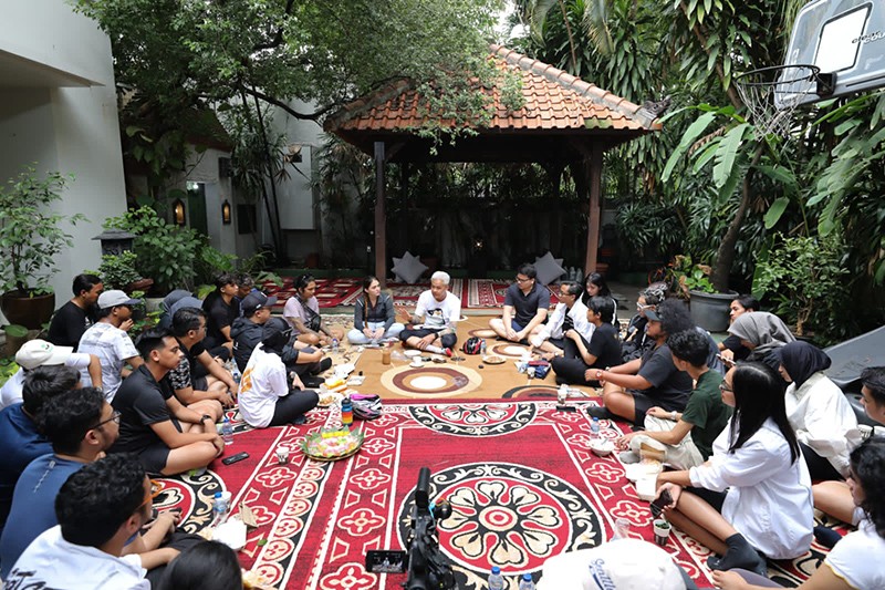 Ganjar Pakai Kaus Gambar Penguin Temui Anak Muda Jaksel, Lesehan Diskusi soal Program - Bagian 1