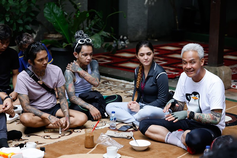 Ganjar Pakai Kaus Gambar Penguin Temui Anak Muda Jaksel, Lesehan Diskusi soal Program - Bagian 3
