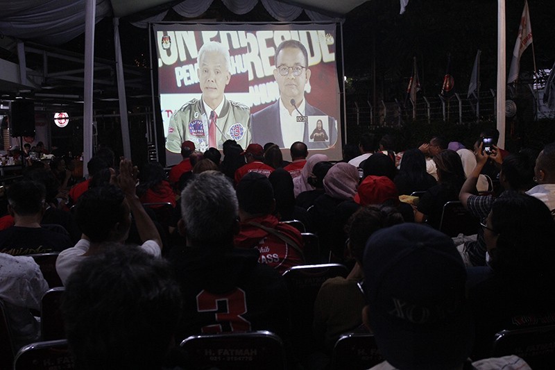 Antusiasme Relawan Nobar Debat Ketiga bersama Ketua TPD Ganjar-Mahfud DKI Jakarta - Bagian 3