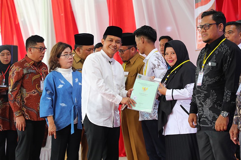 Wakil Menteri ATR Bagikan 1.000 Sertifikat Tanah di Riau - Bagian 1