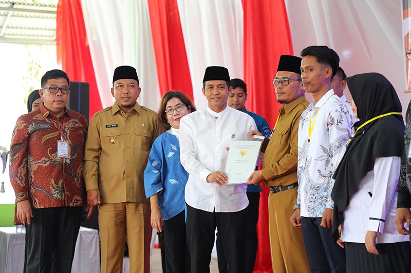 Wakil Menteri ATR Bagikan 1.000 Sertifikat Tanah di Riau - Bagian 2