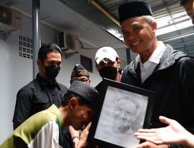Hadiri Haul KH Achmad Badawi, Ganjar Dihadiahi Sketsa Wajah dari Santri di Cilacap