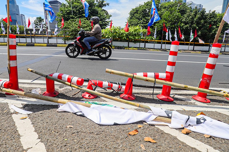 Jalur Sepeda Jembatan Kuningan Dipenuhi Alat Peraga Kampanye - Bagian 3