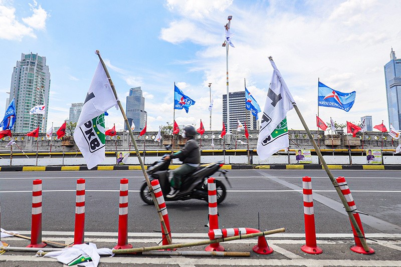Jalur Sepeda Jembatan Kuningan Dipenuhi Alat Peraga Kampanye - Bagian 2