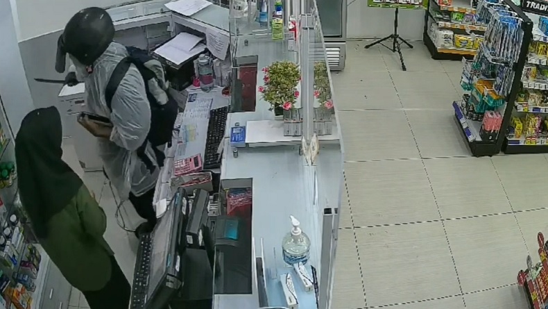 Perampokan di Apotek Batam Terekam CCTV, Pelaku Kuras Uang dan HP Karyawan