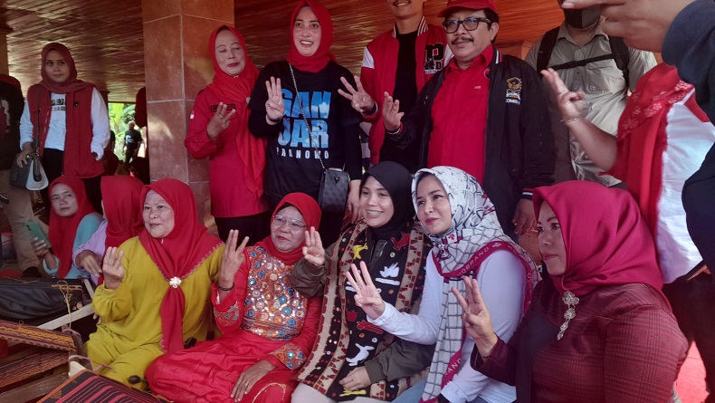 Siti Atikoh Coba Menyulam saat Kunjungi Sentra Industri Tapis di Pesawaran Lampung