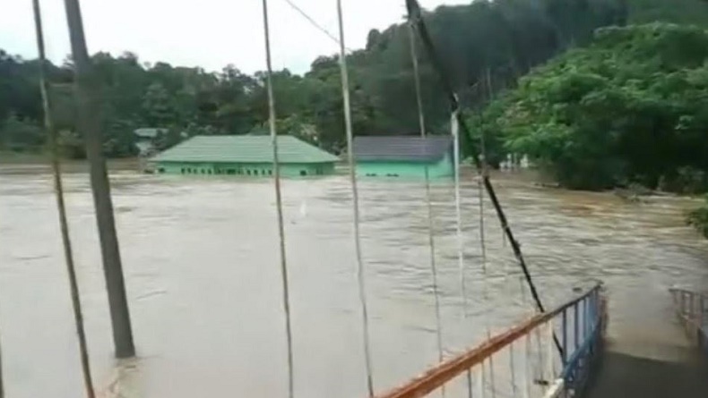 Banjir 2 Meter Rendam Muratara, Pos Koramil Nyaris Tenggelam Hanya Terlihat Atap