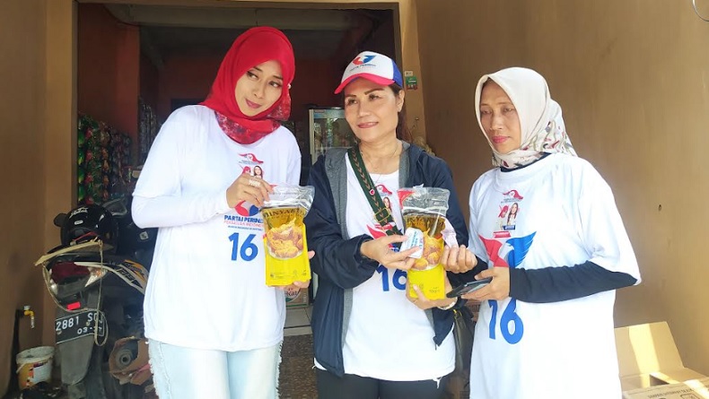 title Bazar Murah Perindo Diserbu Warga Cimahi, Minyak Goreng Per Liter Hanya Rp10.000 Bazar Murah Perindo Diserbu Warga Cimahi, Minyak Goreng Per Liter Hanya Rp10.000