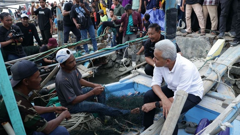 Tumplek Blek! Ribuan Nelayan Brebes Antusias Sambut Kedatangan Ganjar Pranowo