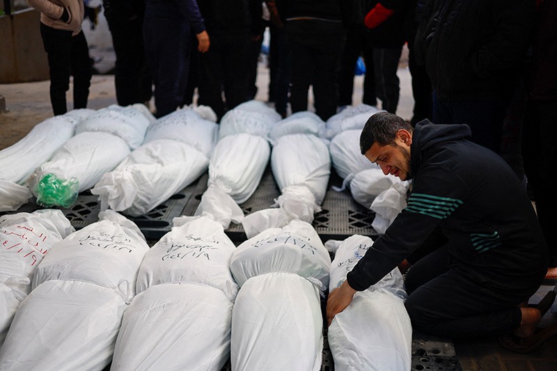 Tangis Keluarga Pecah saat Jenazah Warga Palestina Korban Kekejaman Israel Dikumpulkan - Bagian 3