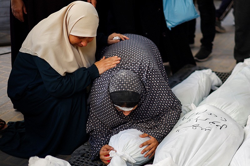 Tangis Keluarga Pecah saat Jenazah Warga Palestina Korban Kekejaman Israel Dikumpulkan - Bagian 2