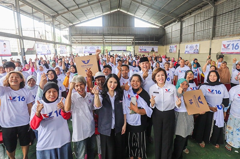 Liliana Tanoesoedibjo Disambut Hangat Warga Pondok Pinang saat Datang ke Bazar Partai Perindo - Bagian 3