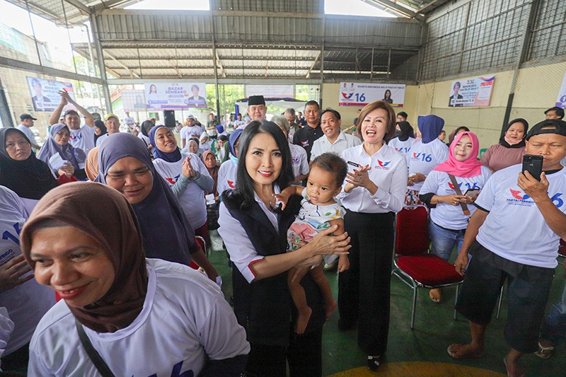 Liliana Tanoesoedibjo Disambut Hangat Warga Pondok Pinang saat Datang ke Bazar Partai Perindo - Bagian 2