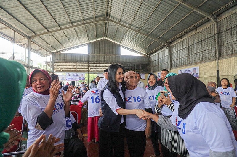 Liliana Tanoesoedibjo Disambut Hangat Warga Pondok Pinang saat Datang ke Bazar Partai Perindo - Bagian 1