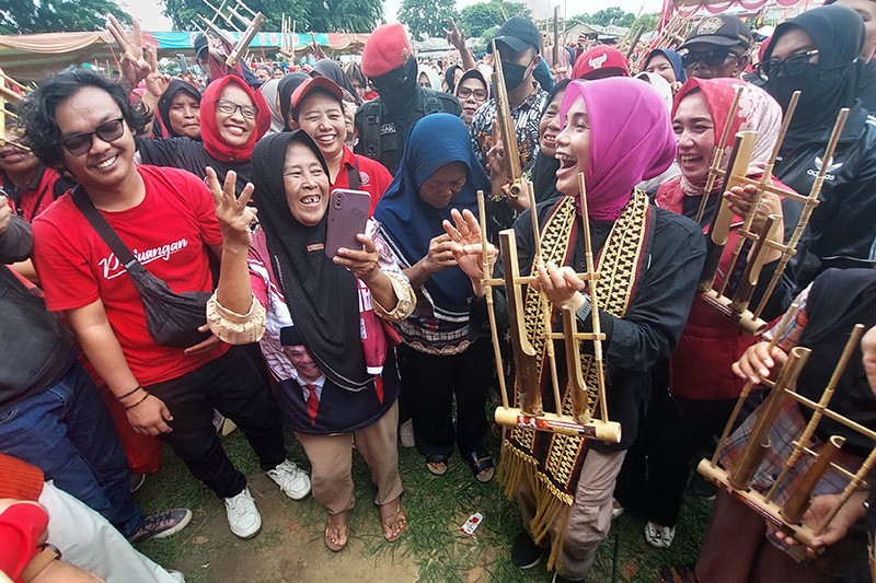Safari Politik di Kota Gajah, Siti Atikoh Main Angklung bersama Seribu Warga - Bagian 2