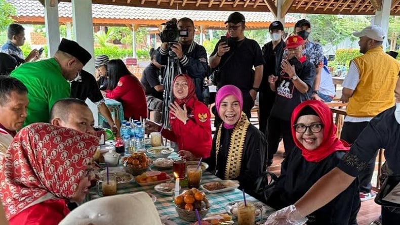 Siti Atikoh Safari Politik dengan TPD Ganjar-Mahfud Lampung hingga Resmikan Pasar Murah