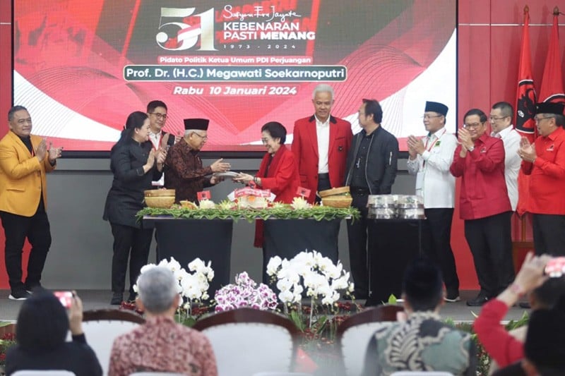 Momen Wapres Ma'ruf Amin Salam Metal Tiga Jari saat HUT ke-51 PDI Perjuangan - Bagian 2