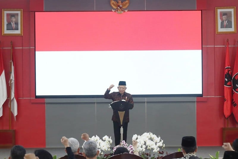 Momen Wapres Ma'ruf Amin Salam Metal Tiga Jari saat HUT ke-51 PDI Perjuangan - Bagian 3